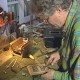 Alois Blüml repariert eine Drehorgel