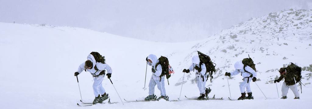 Gebirgssoldaten während des Edelweiß Raid beim Aufstieg mit Skiern.