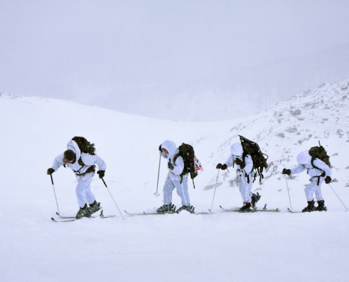 Gebirgssoldaten während des Edelweiß Raid beim Aufstieg mit Skiern.