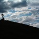 Wanderer am Gipfelkreuz des Laubenstein